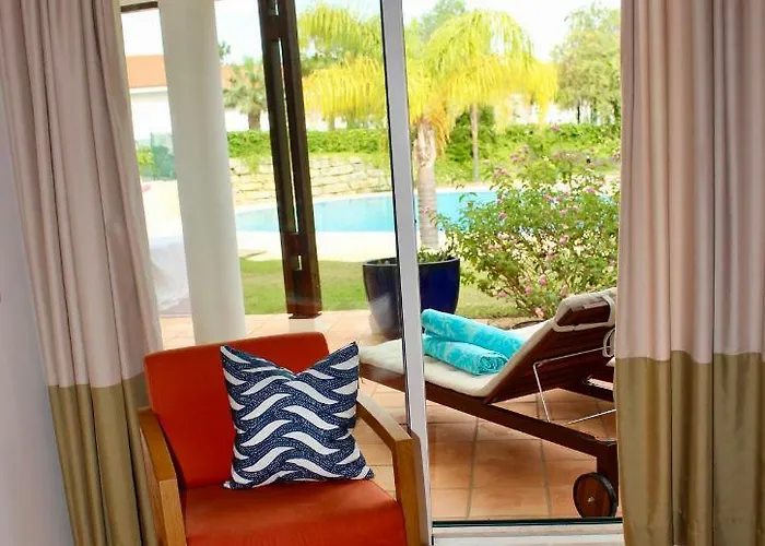 Birdsong Sol Village شقة